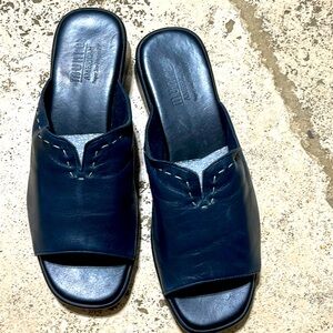 Munro American Proper Size Perfect Fit Blue leather slide sandals 7 M